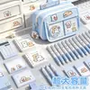 Conjunto de material escolar fofo com tema de cachorrinho para crianças, apresentando um estojo de nove compartimentos, designs de desenhos animados e adequado para alunos do ensino fundamental como um pequeno presente ou presente de aniversário
