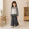 Conjunto de otoño para niña 2026, nuevo conjunto de camisola con estampado floral, elegante y moderno, conjunto de tres piezas estilo coreano para niños