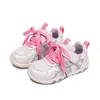 Tênis Esportivo Feminino 2026 Novo Primavera e Verão Sapatos de Malha Infantil para Meninos e Meninas, Modelos Finos para Crianças Maiores, Tênis Casuais Respiráveis