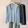 Foto real de una camiseta básica de punto de talla grande para otoño, estilo coreano, diseño adelgazante, top único de manga larga con cuello en V y lentejuelas