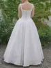 Vestido de novia ligero estilo francés con tirantes de tafetán, escote cuadrado simple y elegante, adecuado para fotografía de viajes al aire libre, con una falda voluminosa, perfecto para la salida de la novia