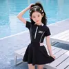 Novo Modelo 2026 Maiô Infantil para Meninas, Estilo Peça Única com Saia, Conservador, que Cobre a Barriga, Emagrecedor, para Crianças Maiores, Moda para Fontes Termais