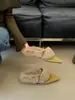 ¡Media zapatilla elegante, esponjosa y que aumenta la altura! Zapatillas de mujer estilo mule, con hebilla fina, ante, punta fina, destalonadas y fáciles de poner.
