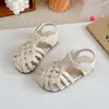 Sandálias Infantis 2026 Verão Novo Estilo Sandálias Romanas Fechadas para Meninas Pequenas Respiráveis Antiderrapantes Sapatos de Praia Sandálias Infantis