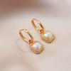 Pendientes de perlas cuadradas de lujo, ligeros y de alta gama, para mujer, estilo europeo y americano, elegantes y distintivos, dorados.