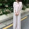 Conjunto de Roupa Feminina: um Conjunto Completo Novo de Blusa de Botão Estilo Chinês com Calça Longa de Cintura Alta e Perna Larga, Elegante e Emagrecedor, Adequado para o Trabalho, no Estilo de Issey Miyake