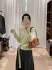Top de punto verde claro estilo coreano sin hombros para mujer, nuevo diseño de primavera 2026, cintura sutilmente ceñida, top estilizado y elegante