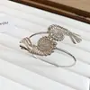 Pulseira de braço de metal com folhas e flores estilo europeu e americano exagerado, moderna e versátil, luxo leve com um toque de alta qualidade