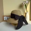 Chapéu de Balde Fashion com Laço, Aba Enrolada e Abertura Traseira para Mulheres, Chapéu de Palha Versátil Elegante de Verão para Proteção Solar, Chapéu de Balde para Proteção Solar em Férias