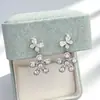 Nuevos Exquisitos Pendientes de Flor Blanca Incrustados de Diamantes, Elegantes y Sencillos, Pendientes de Clip Versátiles para Mujeres Sin Perforaciones