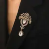 Colar Pingente de Cristal Estilo Retrô Nova Moda Europeia e Americana Transfronteiriço para Mulheres, Liga de Metal Incrustada com Strass, Colar Luxuoso e de Alta Qualidade
