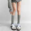 Meias brancas de cano curto para mulheres, perfeitas para o início do outono, com design estilo balé, adequadas para primavera e outono, com listras verticais que criam um efeito emagrecedor, e disponíveis para atacado