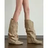Botas Western Cowboy Marrons Versáteis Estilo Wasteland Botas Enrugadas para Mulheres com Aumento Interno de Altura e Emagrecimento Botas Longas Retrô
