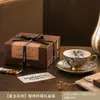 Conjunto de xícara e pires de café de alta qualidade e requintado em uma caixa de presente - um presente de casamento ou de inauguração de casa elegante e luxuoso