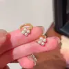 Novos Brincos Minimalistas de Flor e Pérola 2025 Femininos Primavera e Verão Versáteis Nicho Alto Padrão Simples