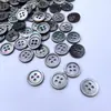 Direto da fábrica concha de prato preta dois furos quatro furos borda redonda pequena borda fina botões de concha natural camisa suéter de alta qualidade dois