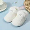 Sapatos de algodão para bebê para outono e inverno, para meninos e meninas de 0 a 12 meses, com fleece adicionado para aquecimento, solas macias antiderrapantes e fecho seguro para evitar escorregões