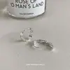 Aguja de Plata S925 Cuidado del Agujero de la Oreja Ear Cuff Aretes para Mujer Círculo Liso Hebilla de Oreja Mobius Pendientes 2026 Nuevos Accesorios de Oreja de Moda