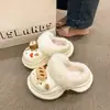 Zapatillas de algodón versátiles para interior con suela gruesa para mujer, con lindos diseños de dibujos animados y detalles de felpa, cálidos y peludos, nueva colección otoño/invierno 2026