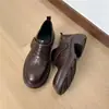 Zapatos Pequeños de Cuero Versátiles con Tacón Grueso para Mujer 2026 Velcro Estilo Británico Zapatos de Vestir Nuevos de Caña Baja Superficie de Cuero Tacón Otoño Medio Negro