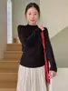 Camiseta básica de manga larga y cuello semi-alto para mujer, un estilo otoñal/invernal, versátil como prenda para superponer, con un look relajado y casual, y de color liso