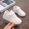Tênis esportivo para meninas, tênis casual leve para crianças, modelo primavera/verão 2026, sapatos casuais de couro à prova d'água antiderrapantes para meninos, modernos