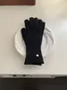 Conjunto de Dos Piezas de Bufanda y Guantes para Mujer Invierno 2025 Nuevo Blanco Tejido de Lana Engrosado Bufanda Versátil Cálida para Ropa de Trabajo