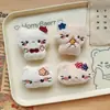 Nuevos Accesorios de Muñeca de Gato de Dibujos Animados de Peluche Lindos Broche de Gato Kt Sombrero Bufanda Muñeca Decorativa Accesorios DIY