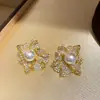 Pendientes de Botón de Perla y Flor de Hoja Plateada con Flor Hueca de Diamante Completo Pendientes de Lujo Ligero de Alta Gama Joyería de Oreja Exquisita Versátil Venta al por Mayor