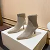 Botines minimalistas de color té con leche para mujer, con efecto adelgazante, tacones finos, material elástico y acabado mate estilo coreano. Estas son las nuevas botas de tacón alto de la colección de otoño 2026.