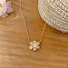 Brincos florais 3D de zircônia cúbica, estilo francês, luxo leve, um colar de nicho e sofisticado, e um conjunto de joias moderno e versátil para mulheres