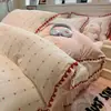 Juego de colcha y faldón de cama jacquard teñido en hilo de cuatro piezas con bordado de encaje, juego de ropa de cama floral fresco y delicado de cuatro piezas
