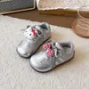 Tênis casuais infantis, primavera/verão 2026, tênis de malha vazada com laço grande xadrez para meninas, sapatos de princesa, estilo coreano.
