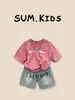 Conjunto de verano para niño: Conjunto de dos piezas elegante y moderno: camiseta de manga corta desgastada y shorts de mezclilla pintados a spray para niños pequeños