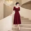 Vestido Vermelho de Gola Quadrada com Mangas Bufantes, Comprimento Médio, Cintura Marcada e Barra Larga, Elegante, Adequado para Banquetes e Uso Diário, Vestido Formal Elegante