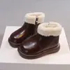 Botas de couro macias e confortáveis para meninas, nova coleção outono/inverno 2026, sapatos de algodão estilo retrô para crianças, tamanhos médios e grandes, forrados com fleece para aquecimento