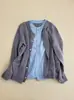 Elegante chaqueta de punto tipo cárdigan gris de dos piezas falsas para mujer, única y chic, adecuada para primavera y otoño, con un suéter y una camiseta básica en el interior