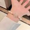 Joyería de Mano Irregular de Perla Shijia, Pulsera de Cuatro Hojas de Concha Natural Blanca, Diseño Único, Pequeños Accesorios Exquisitos para Mujeres