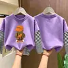 Camiseta de manga comprida para meninos, algodão puro, novo estilo primavera e outono 2026, camada interna listrada para meninos pequenos, camiseta base infantil falsa de duas peças