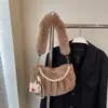 Bolsa de Pelúcia Fofa e Estilosa para Mulheres 2025 Outono e Inverno Novo Estilo Bolsa de Ombro de Pelúcia Casual Versátil Bolsa Feminina com Corrente de Contas