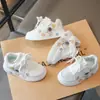 Tênis Infantis Meninos e Meninas 2026 Sola Macia Primavera e Outono Tendência Nova Moda Campus Sapatos Brancos Tênis Esportivo Sapatos Casuais