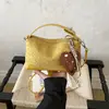 Bolso de mano vintage de nicho coreano transfronterizo para mujer, nuevo modelo 2026, gran capacidad, simple y versátil, bolso de hombro cruzado para el antebrazo