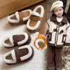 Zapatos de algodón forrados de felpa para niña, nueva colección otoño/invierno 2026, zapatos cálidos y esponjosos para niños, zapatos versátiles para bebé, zapatos estilo Birkenstock y zapatos sin cordones
