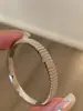 Pulsera Bangle Lisa de Satén Moda y Lujo con Artesanía Exquisita, Pulsera de Hebilla Simple de Alta Gama para Uso Diario para Mujeres, Joyería de Diseño Único