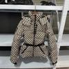 Ropa de Mujer Transfronteriza Europea y Americana al por Mayor Serie de Esquí Estilo Europeo y Americano Cuello Alto con Capucha Cinturón Cálida Chaqueta de Algodón con Plumas Prendas de Abrigo