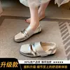 Zapatos oxford plateados de estilo europeo y americano para mujer, nueva colección 2026, de alta gama, versátiles, adelgazantes, con cierre de velcro, punta cuadrada y apertura poco profunda.