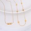 Gargantilla Lujo Ligero Diseño Nicho S Cadena Plana Acero Titanio Oro 18K Collar Clavícula Cuentas Pequeñas Doradas Efecto Adelgazante