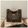 Bolsa Simples Estilo Coreano para Mulheres 2025 Inverno Nova Tendência Casual Bolsa de Ombro Grande Capacidade Bolsa Tote para Trabalho e Deslocamento