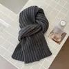JM ofrece venta al por mayor de fábrica de bufandas de punto a rayas para mujer, perfectas para el invierno. Estas bufandas de estilo coreano son versátiles, están hechas de una mezcla de lana coreana y son gruesas para mayor calidez.