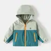 Chaqueta de Doble Capa para Niños 2026 Primavera y Otoño Nueva Chaqueta Cortavientos Infantil para Niños Mayores con Cremallera y Capucha en Bloques de Color